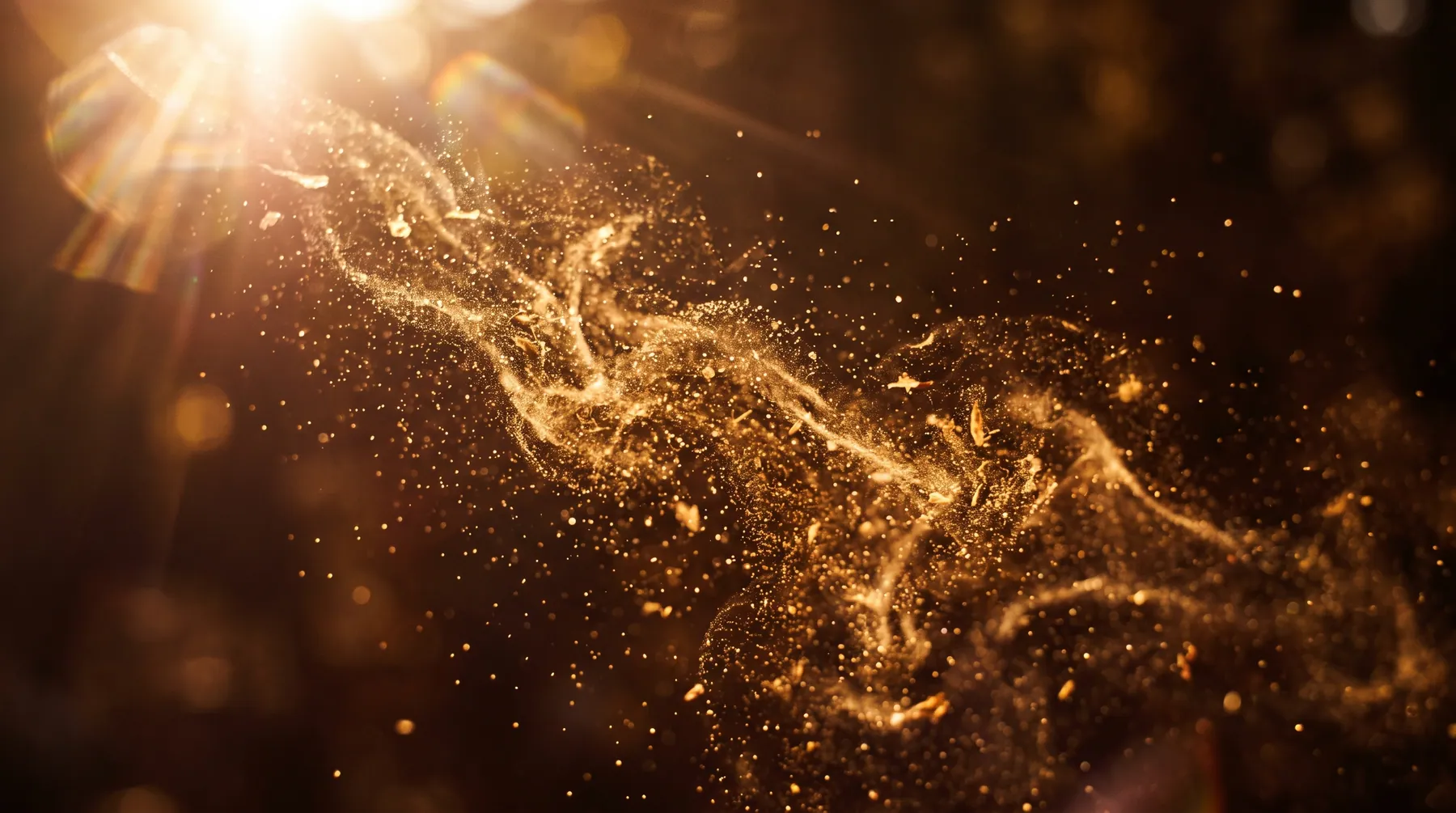 Goldener Staub und Wassertröpfchen wirbeln in einem Sonnenstrahl