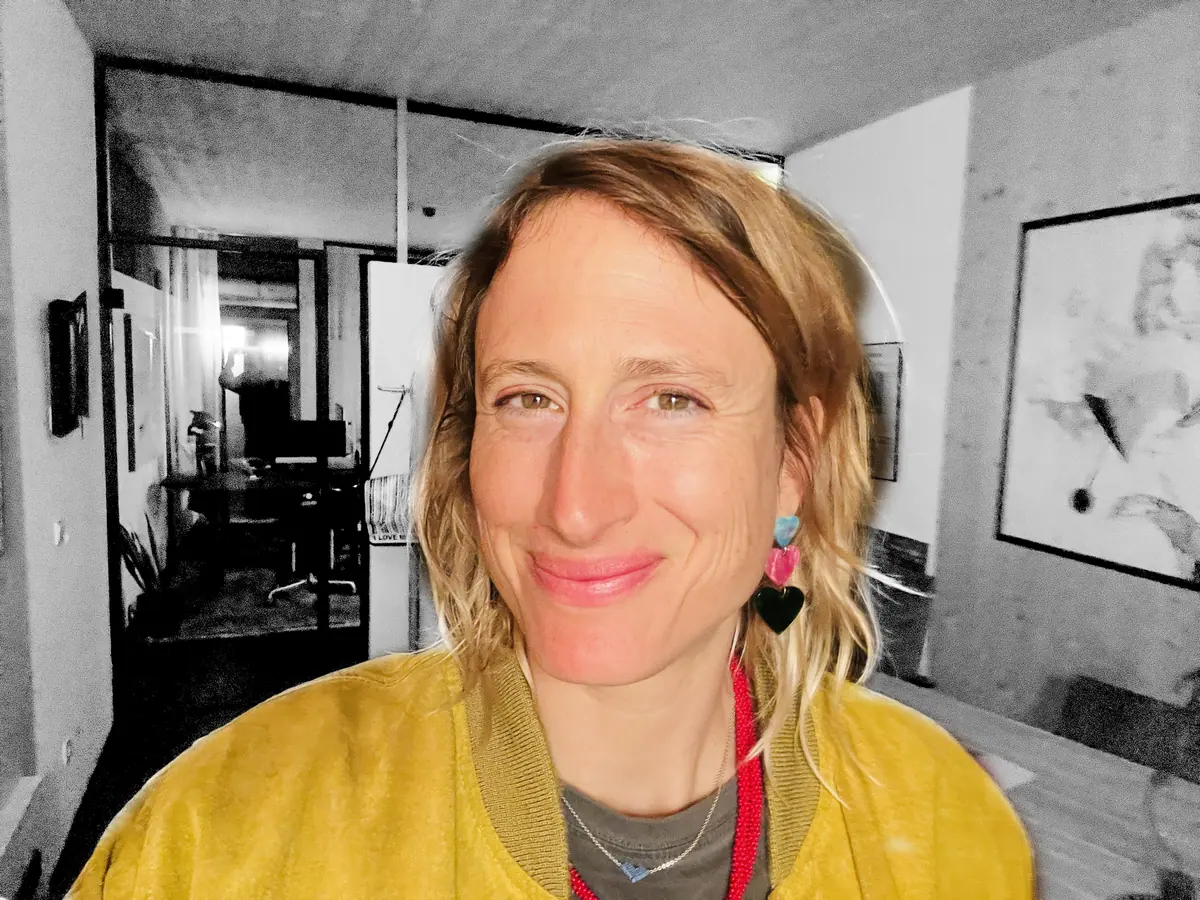 Porträt von Johanna Mölk, lächelnd, in gelber Jacke