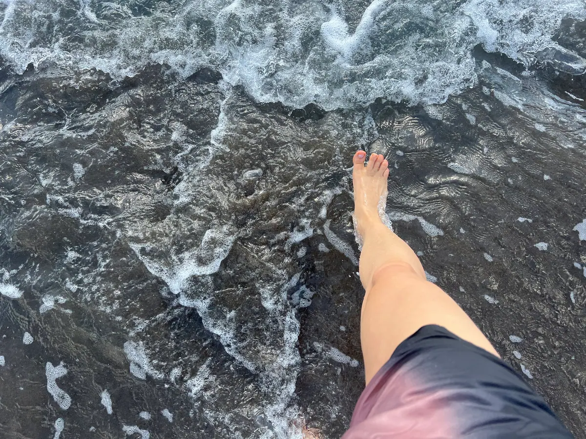 Barfuß im flachen Wasser, von oben fotografiert