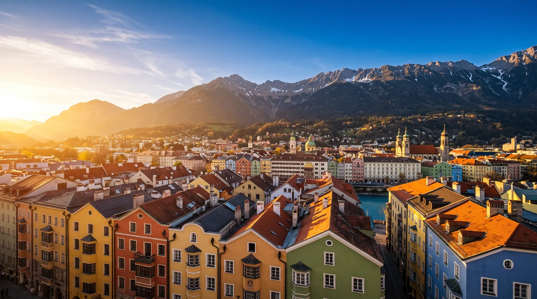 Blick über die Dächer von Innsbruck mit der Nordkette im warmen Abendlicht